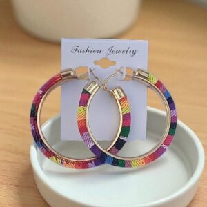 Argollas con diseños de tejido típico