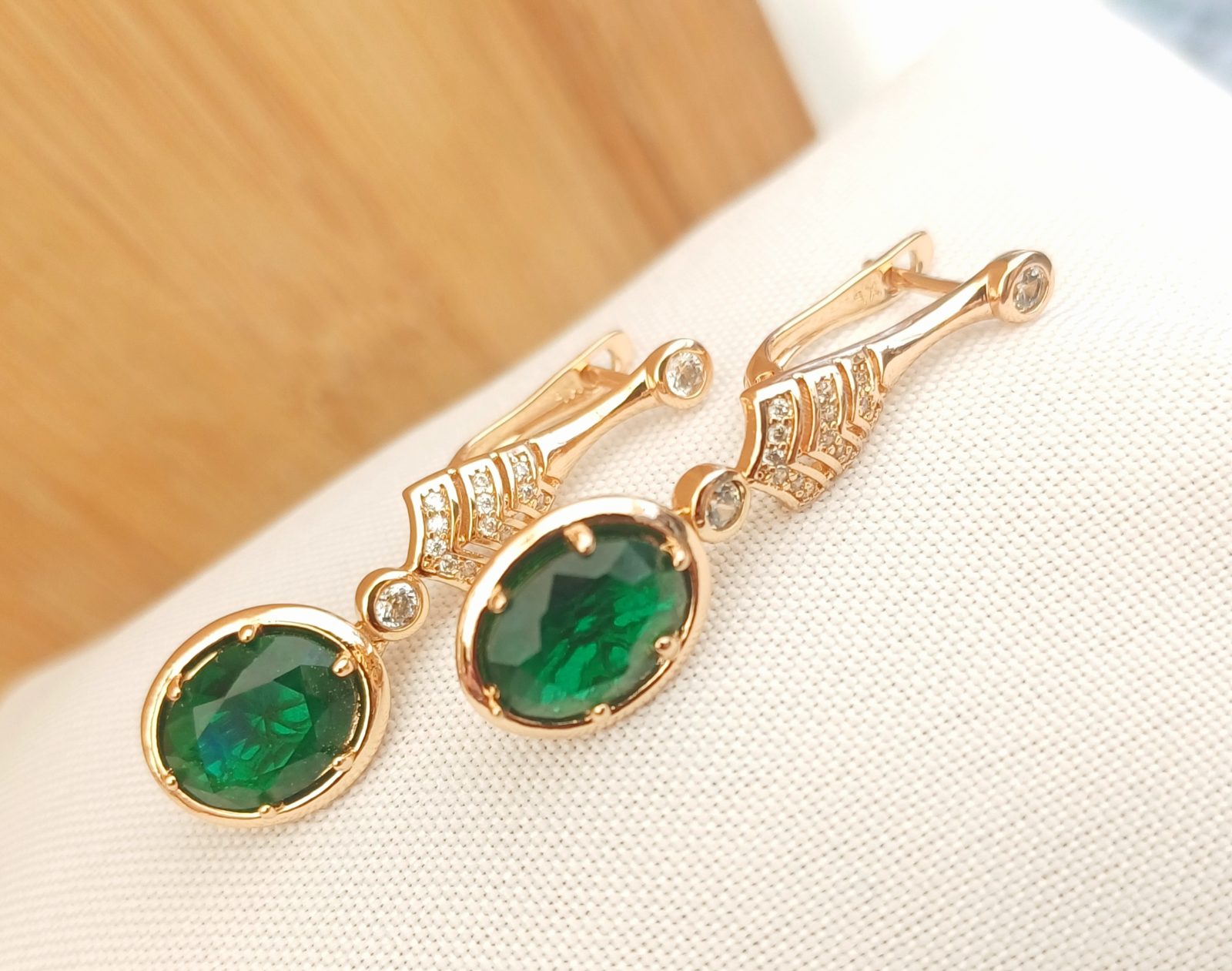 Aretes largos color verde.