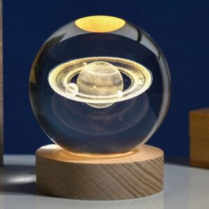Lámpara de diseño Saturno en esfera de cristal con base de madera y luz LED cálida