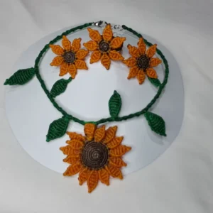 Collar, aretes y anillo tejidos de girasoles