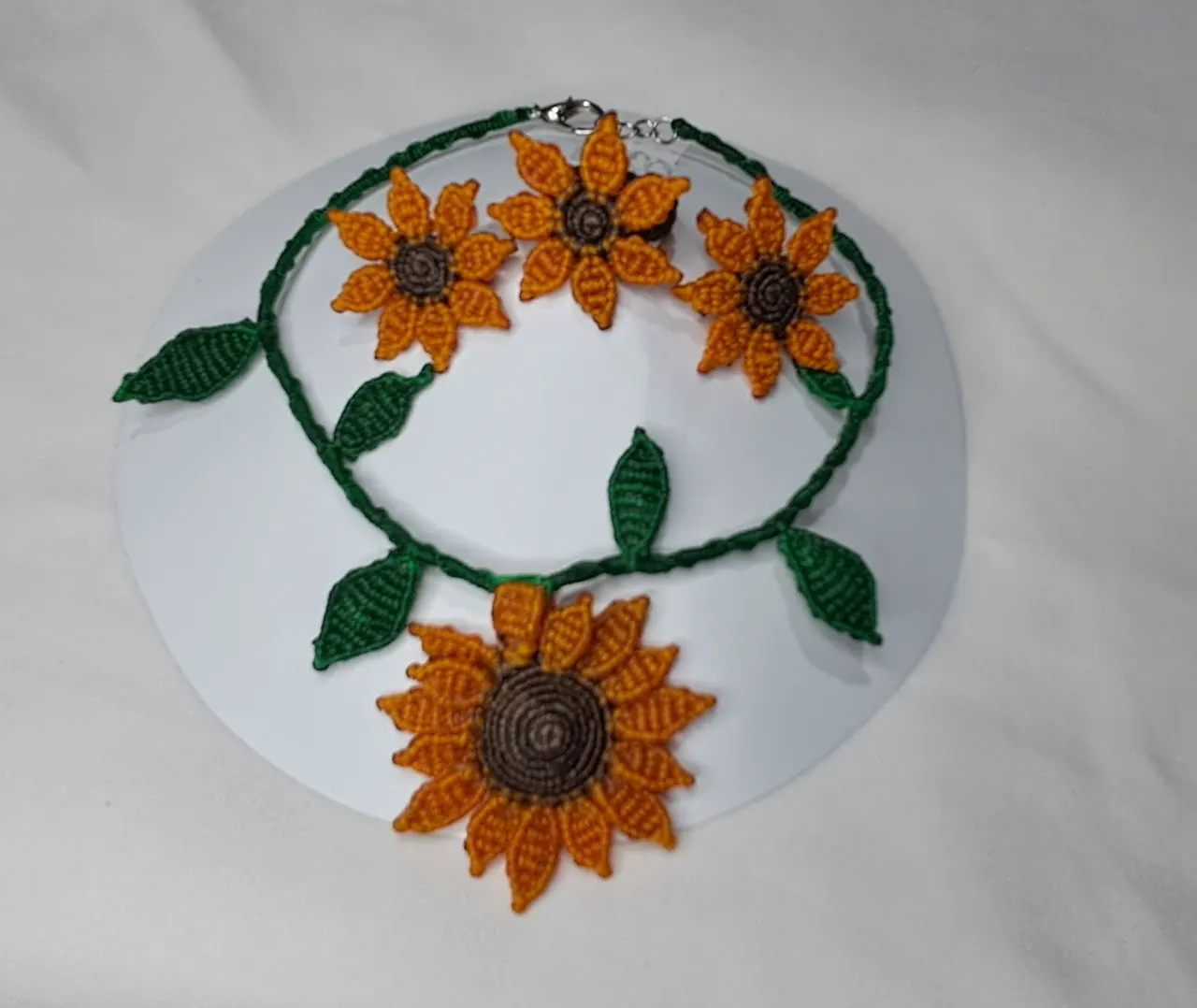 Collar, aretes y anillo tejidos de girasoles