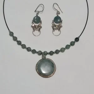 Collar y aretes artesanales de jade verde