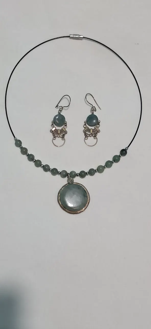 Collar y aretes artesanales de jade verde