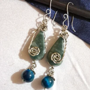 Aretes de jade verde con ojo de Tigre celeste