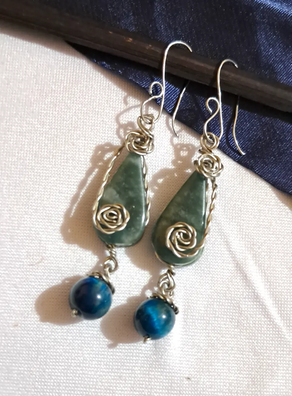 Aretes de jade verde con ojo de Tigre celeste