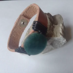 Pulsera de cuero con un jade verde