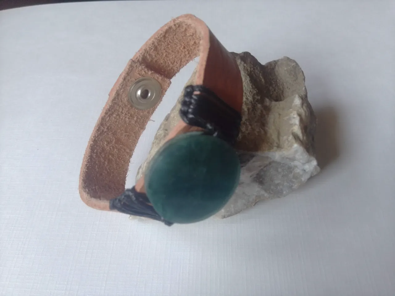 Pulsera de cuero con un jade verde